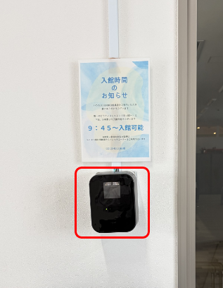 店舗入口のQRコードリーダー